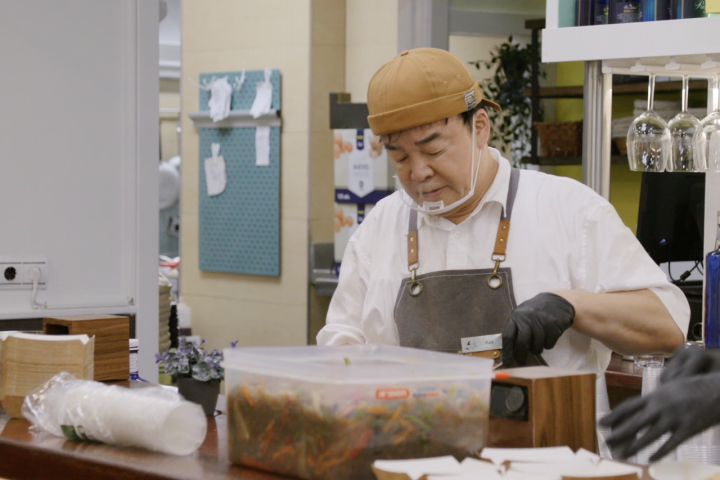Guía Repsol en Corea chef Paik Jong-Won en cocina