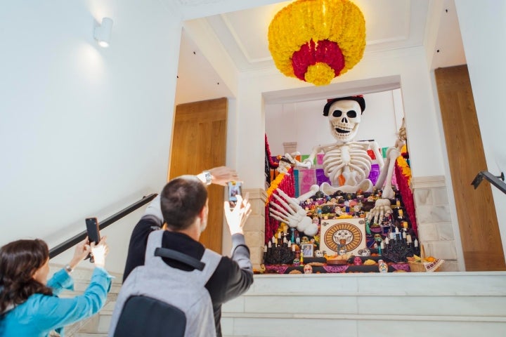 El altar de muertos se monta como símbolo para dar de comer a los seres queridos que ya no están.