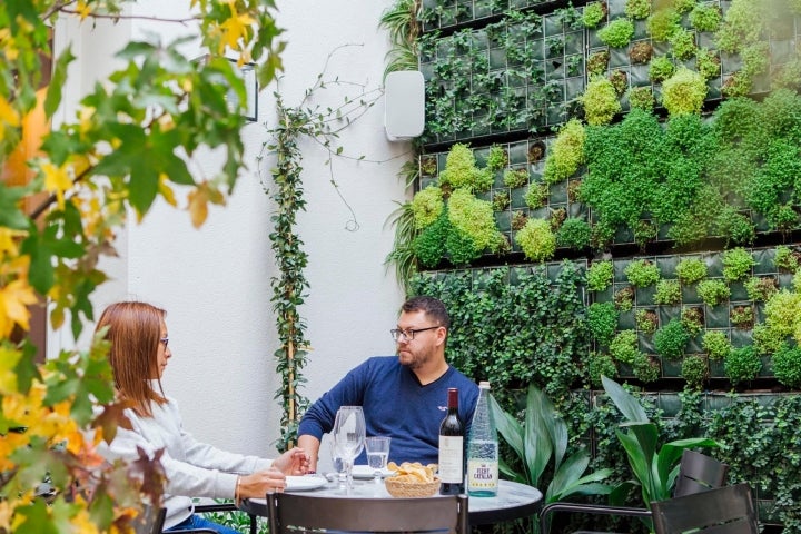 La terraza del restaurante 'Puntarena', ubicada en el patio interior del edificio, tiene un jardín vertical natural y va a estar abierta todo el año con estufas para no pasar frío.