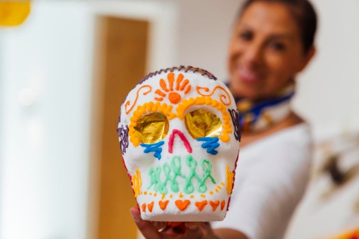 Para aglutinar el azúcar de las calaveras se utiliza clara de huevo.