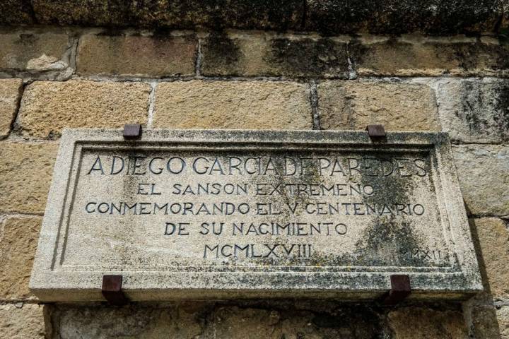 Placa en honor al Sansón de Extremadura, Diego García de Paredes.