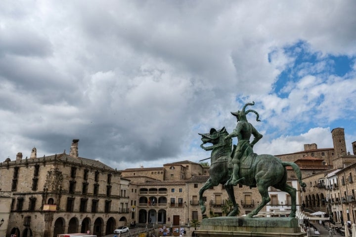 Estatua ecuestre de de Francisco Pizarro en la Plaza Mayor.