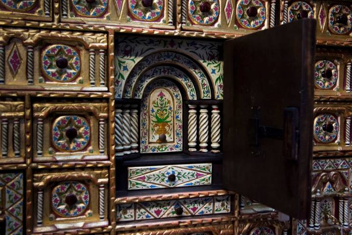 Interior de una puerta de un mueble policromado de estilo renacentista con balaustres salomónicos.