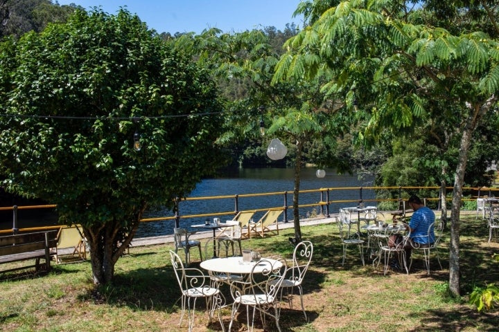 La Pesquería del Tambre: terraza en el embalse