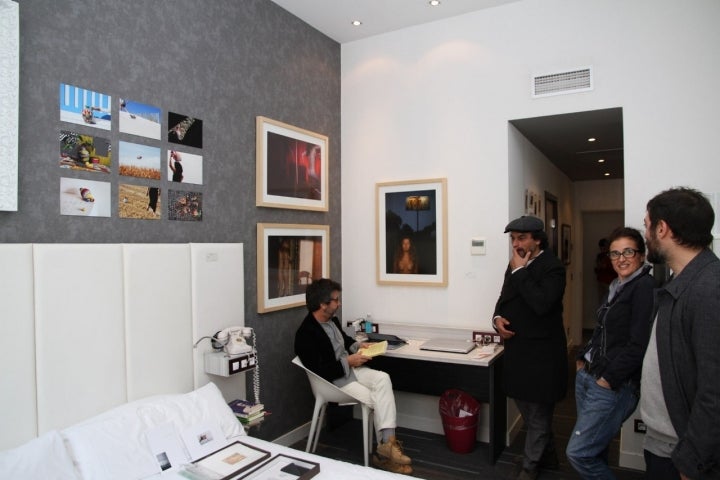 Los asistentes se olvidan que están en una habitación de hotel. Foto: Sergio Frutos