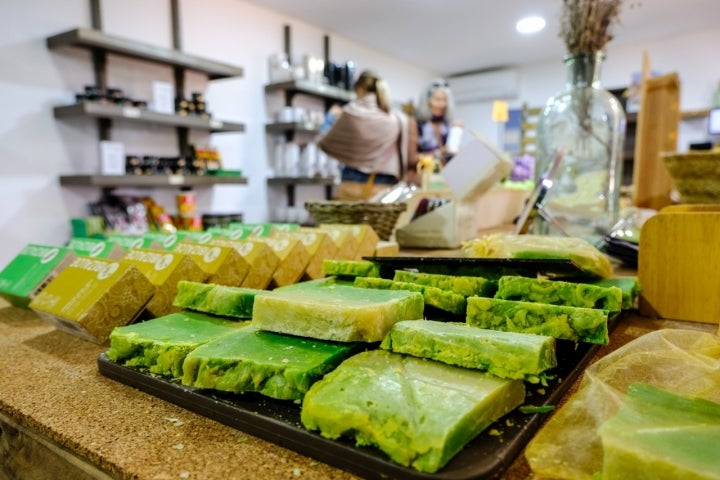 Jabones hechos con aloe vera en la tienda de Ibizaloe