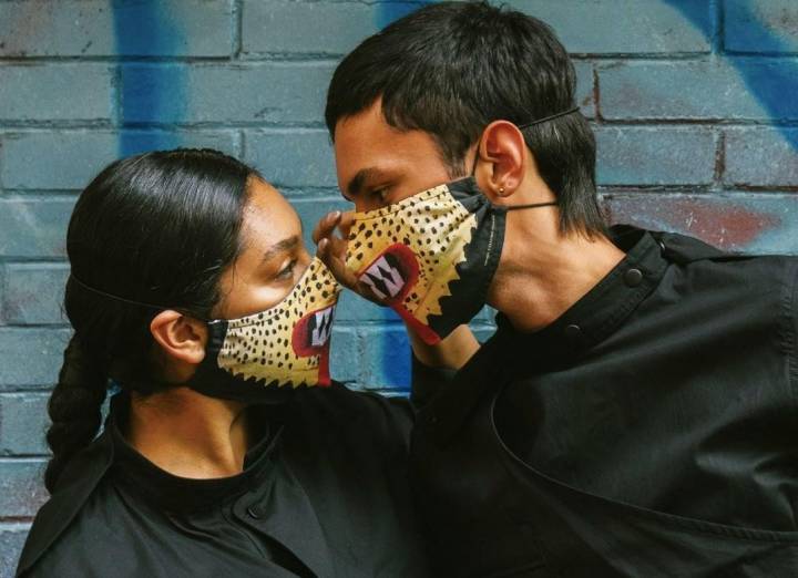 ¿Qué tal una mascarilla carnavalera a juego con tu pareja? Foto: Instagram Carla González.