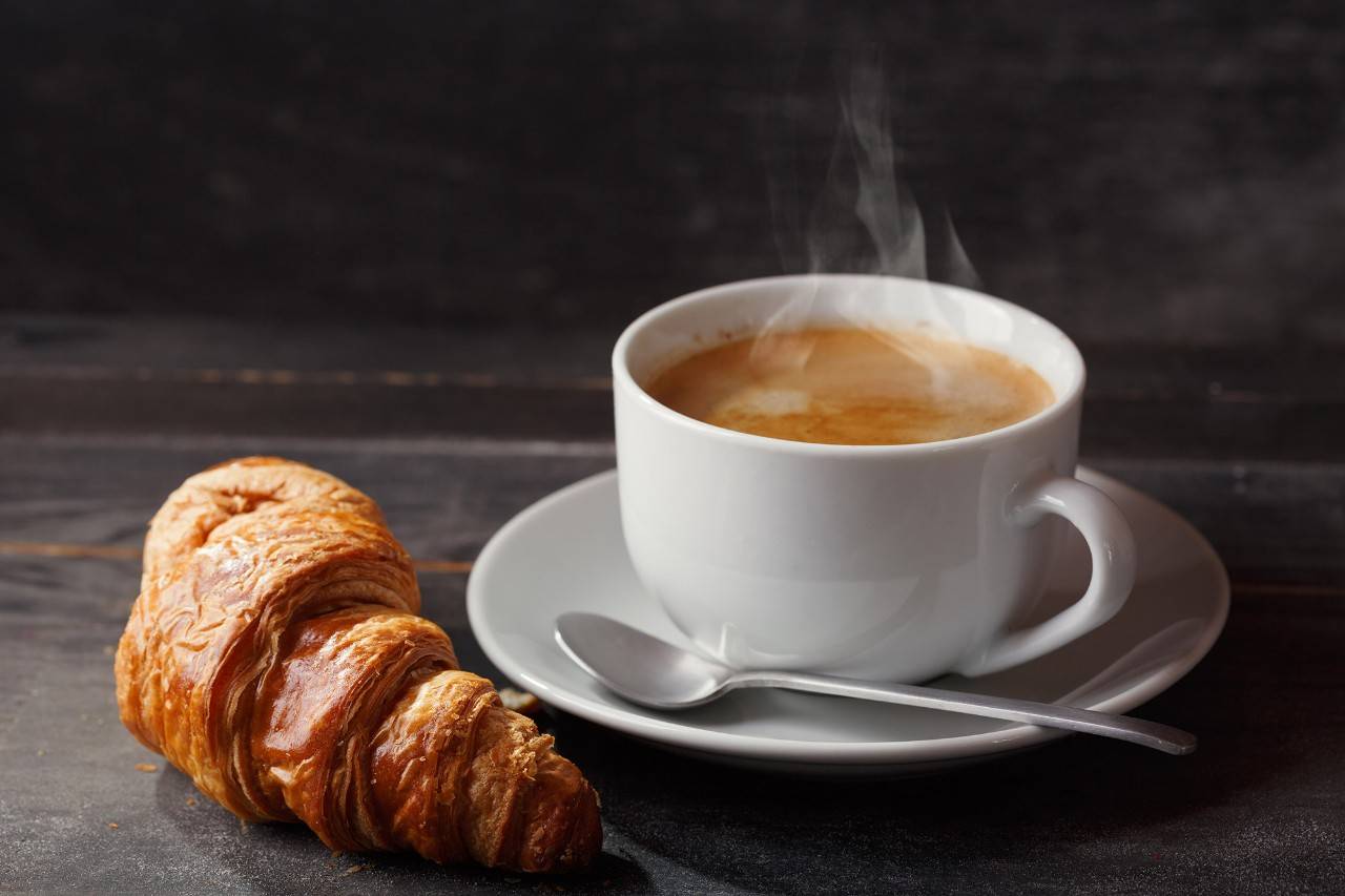 Café caliente y bollos gratis para reponer fuerzas. Que hace mucha falta. Foto: Shutterstock.