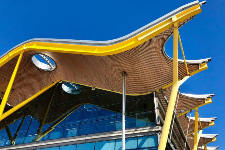 Los techos de bambú y los coloridos acabados de la Terminal 4 hacen de Barajas un aeropuerto diferente. Foto: Shutterstock.