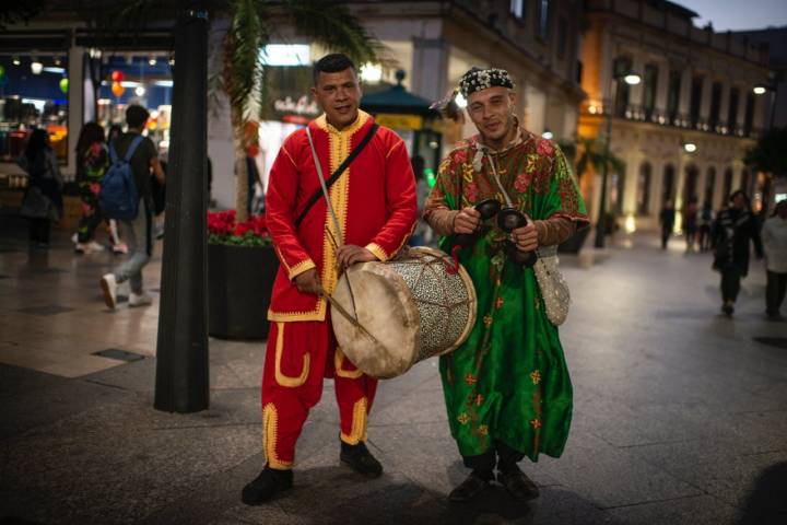 Ceuta musulmana: dos músicos con vestimentas morunas en el Paseo Revellín