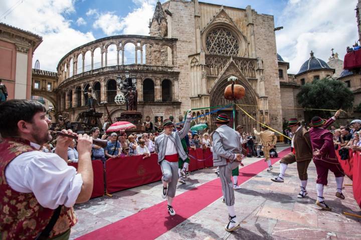 La Danza de la Magrana en la plaza de la Virgen.