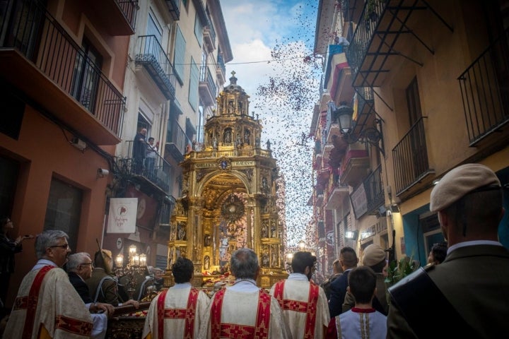 La Custodia es incesada mientras los vecinos le tiran pétalos de rosa.