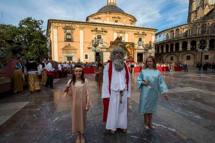 Dios y dos querubines durante el Misterio de Adán y Eva.