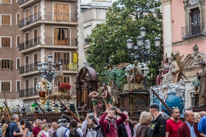 Los carros monumentales, aquí llamados 'rocas' aparcados entre la multitud.