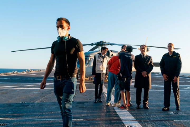 El director Alejandro Amenábar durante en el rodaje en la Base Naval de Rota. Foto: Movistar+