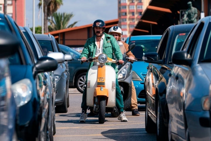 Dos personajes de la serie en moto por la carretera que da paso a Gibraltar.