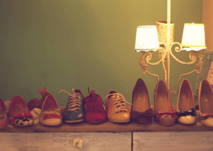 Los zapatos deben ser lo primero que metamos en nuestra maleta. Foto: Shutterstock.