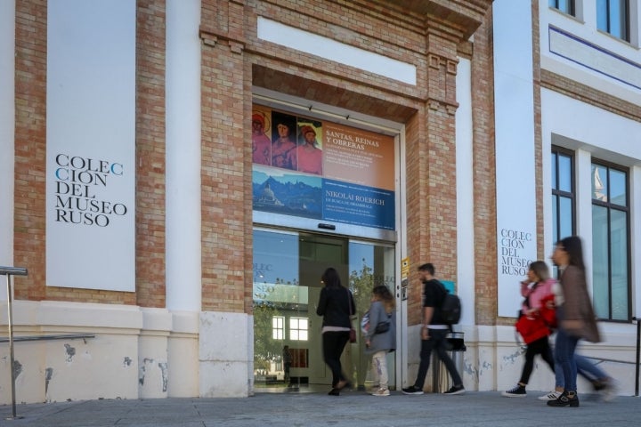 'Santas, reinas y obreras'. Así se llama una de las exposiciones temporales del "Ruso".