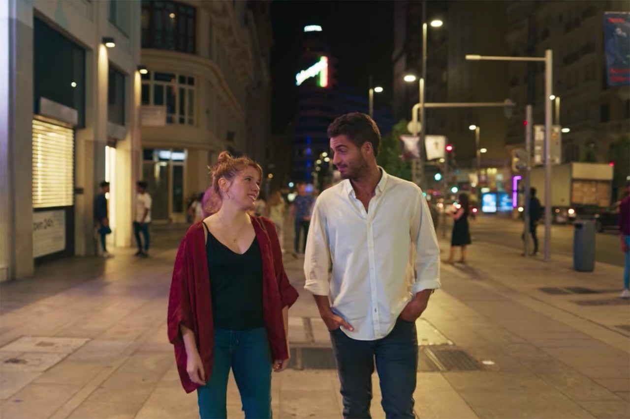 Valeria en uno de sus paseos nocturnos por la Gran Vía. Foto: Netflix.