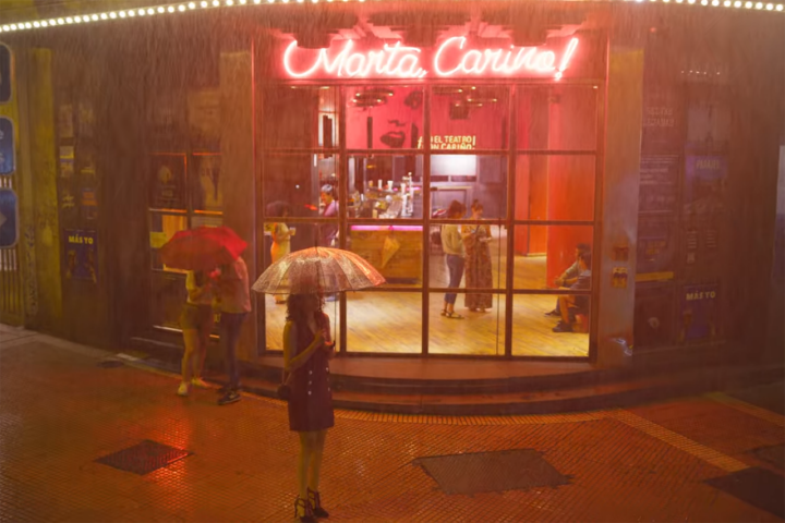 'Marta Cariño!', un buen sitio para la primera copa. Foto: Netflix.