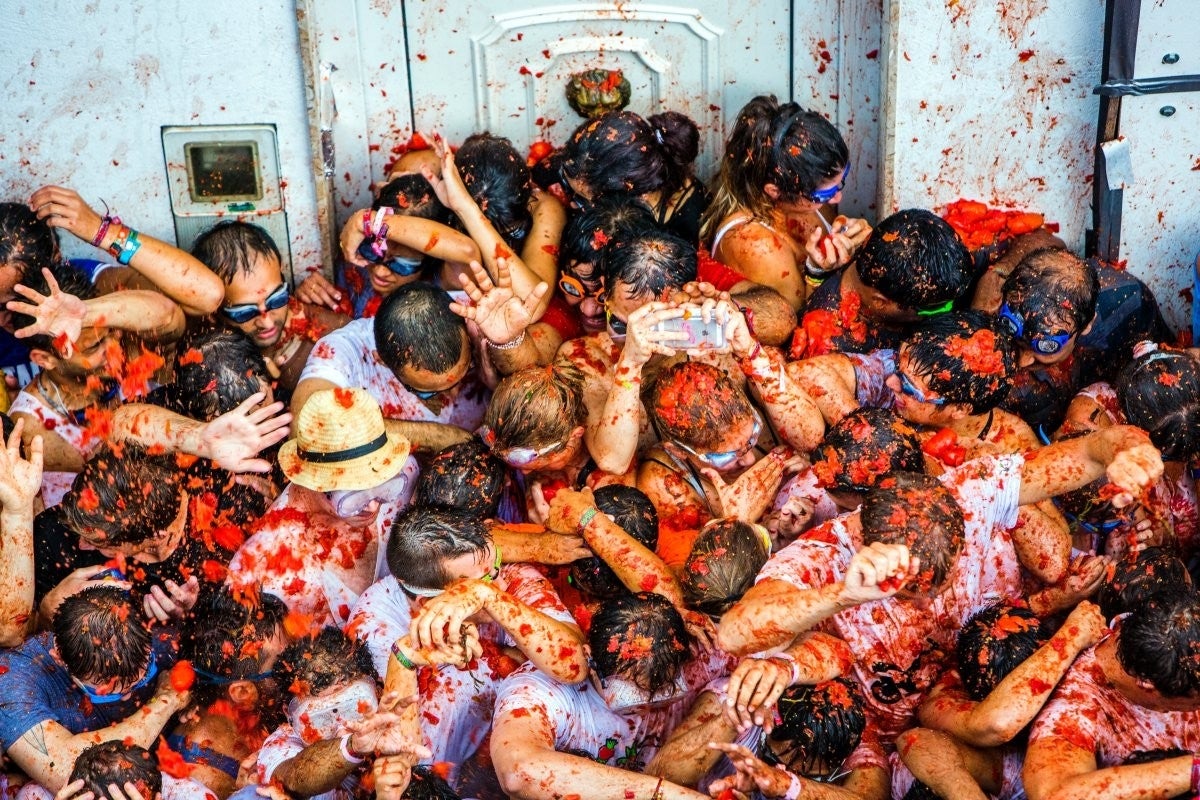 La tomatina: Bu ol : Recibiendo tomates del cami n