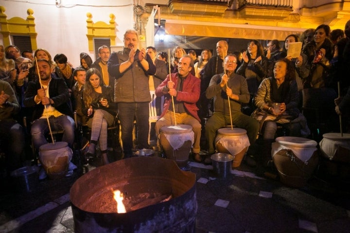 Estaba claro, la zambomba es el instrumento estrella.