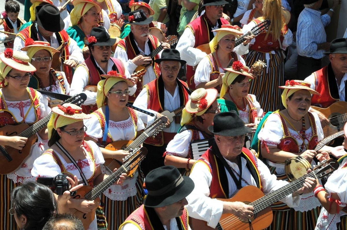 La Reina, las Damas y la Romera Mayor recorren las calles sobre camellos. Una estampa muy canaria.