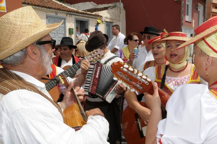 Unos romeros durante la romería de La Orotava, en Tenerife, cantando y tocando.
