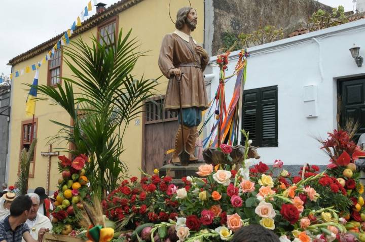 Vista del santo San Isidro Labrador durante la romería, a su paso por las calles de Tacoronte, en la isla de Tenerife.