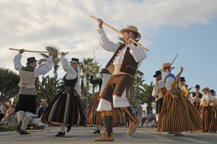 Los romeros bailan una de las danzas folclóricas típicas de las romerías de Tenerife.