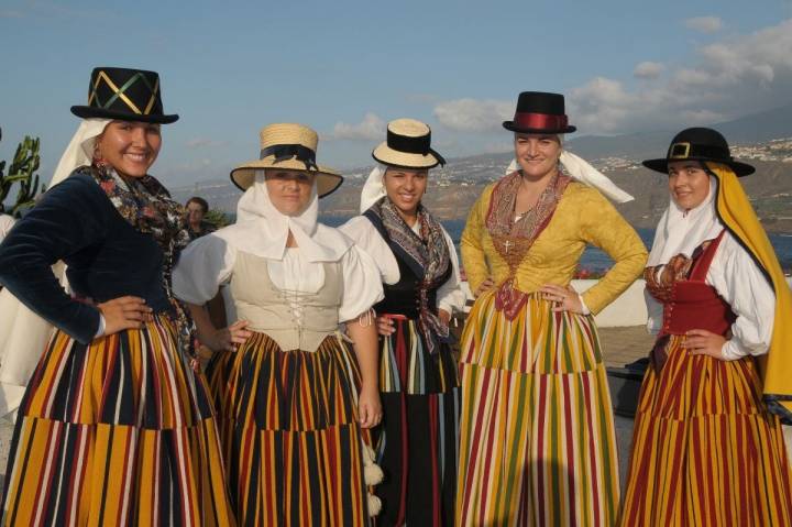 Varias romeras ataviadas de magas o con los trajes típicos de campesinas de Tenerife.