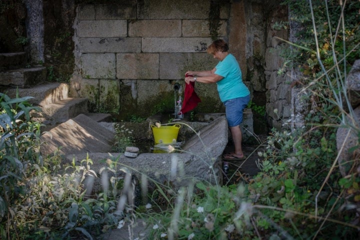 Pepita, vecina de Noal, en el lavadero haciendo la colada