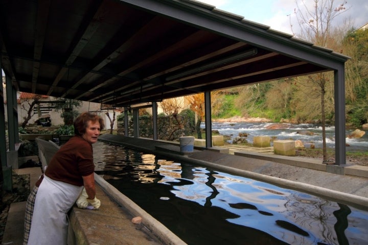 Mujer en el lavadoiro de Noia.