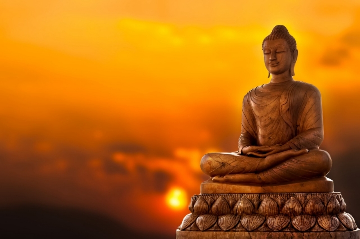 Estatua de Buda con atardecer.
