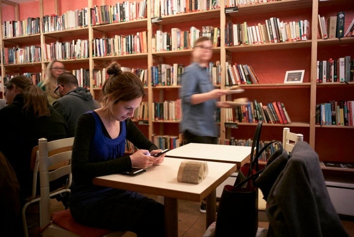 Una amplia selección de libros te acompaña mientras esperas, tal vez, uno de sus deliciosos sándwiches.