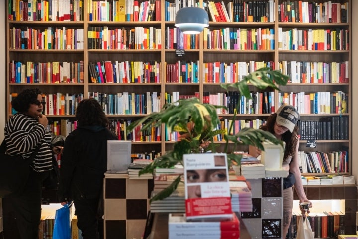 Interior de la librería Lasai