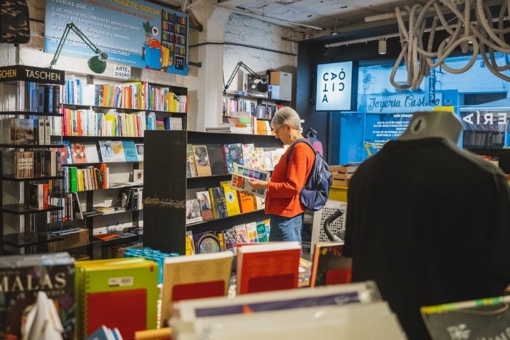 Señora leyendo en la librería