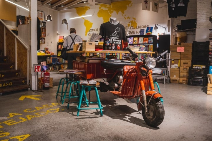 La moto-carreta transformada en mesa