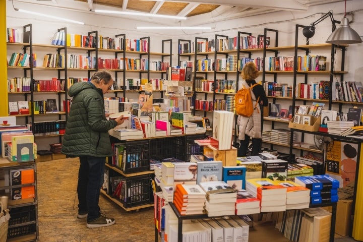 Gente leyendo en la librería