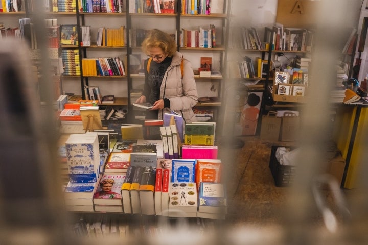 Señora leyendo en la librería