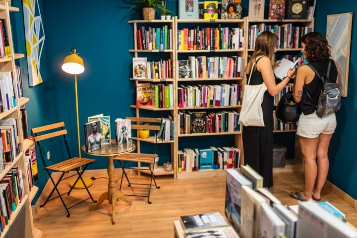 Dos chicas mirando libros