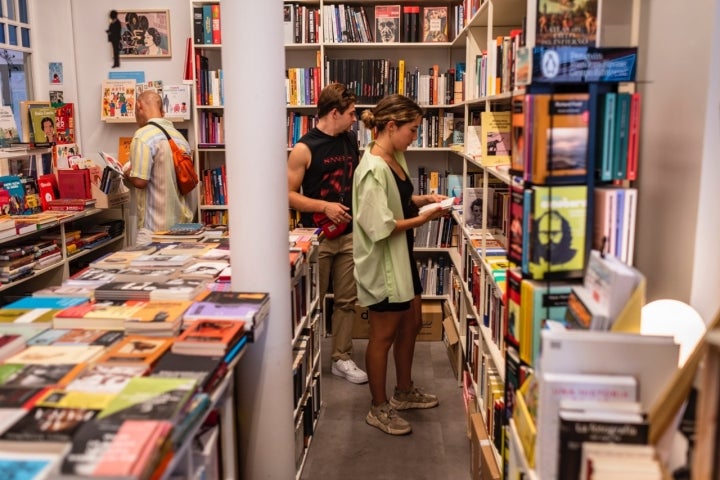 Librería Doré con gente.