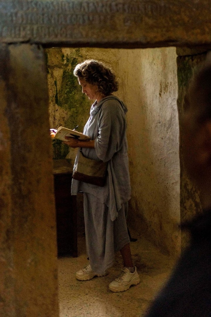 Ana Cañil, en la Iglesia Románica de San Salvador, en Valdediós. Foto: Alfredo Cáliz