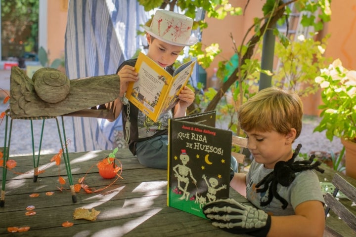 Dos niños leyendo libros de miedo