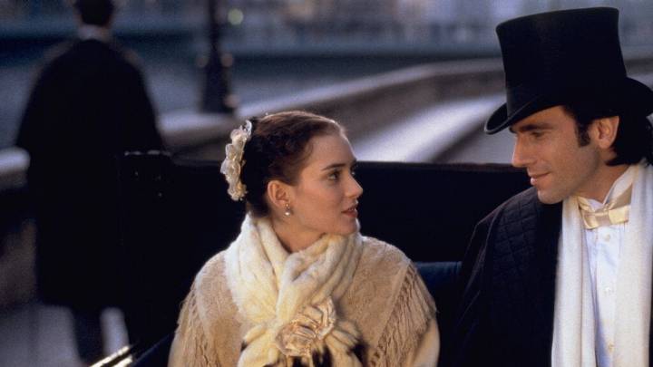 Daniel Day-Lewis y Winona Ryder protagonizan, junto a Michel Pfeiffer, la adaptación al cine rodada a principios de los 90. Foto: Netflix.