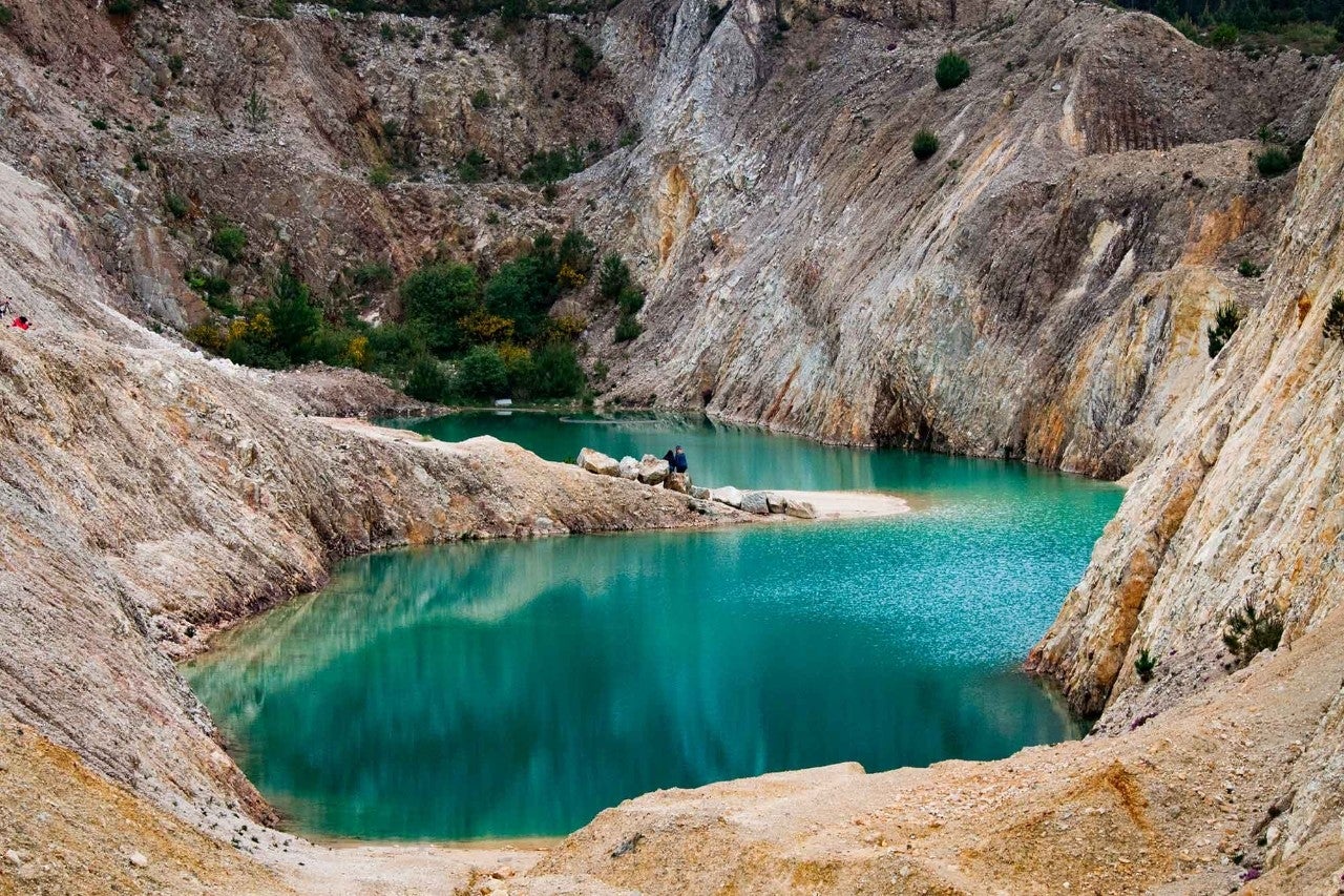 Monte Neme ubicado en A Coruña se ha hecho famoso por sus aguas turquesas. Foto: Shutterstock.