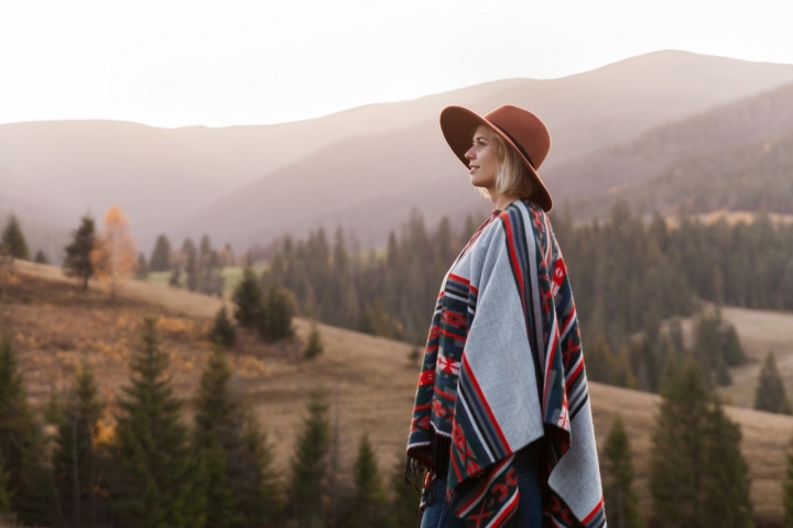 El poncho es un ‘must’ para el estilo boho-camper ideal para conectar con la naturaleza.