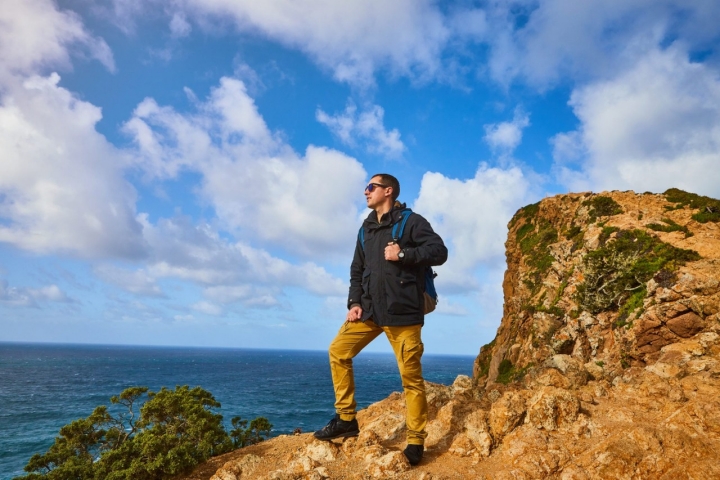 El ‘smart outerwear’ técnico abraza la moda urbana para responder al viento y al terreno escarpado de los acantilados.