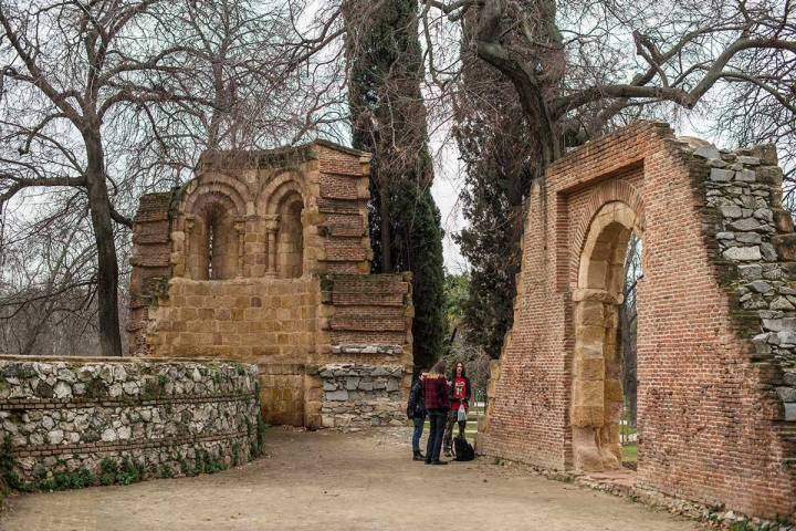 Los restos de una pequeña ermita románica dentro de los Jardines.