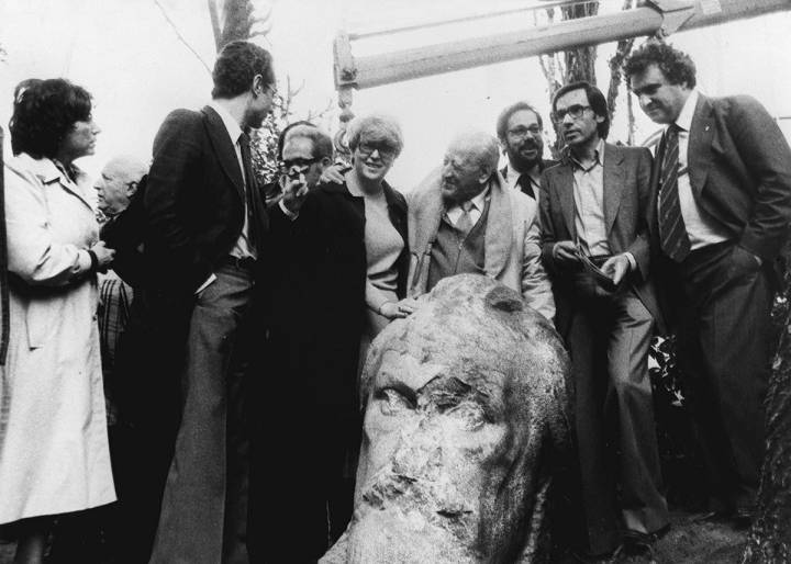 Recuperando el busto de Pablo Iglesias en 1979. Foto: Efe.